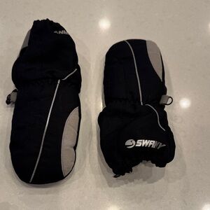 SWANY Black and Gray Kids Mittens